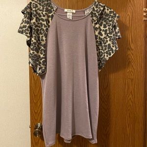 New Lovely J Lavender Top with Ruffled Leopard Sleeves Size L
